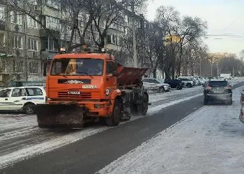 Благовещенские дороги убирали почти два десятка спецмашин